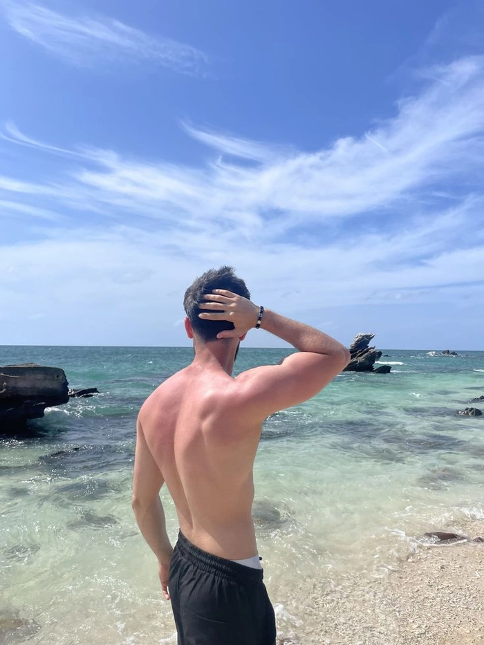 Ảnh trai quay lưng trong khung cảnh đời thường