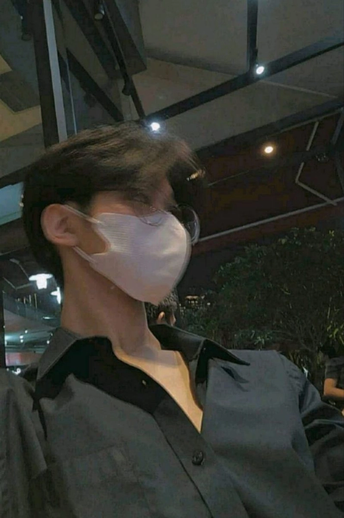 Dáng đứng nam tính đầy cuốn hút