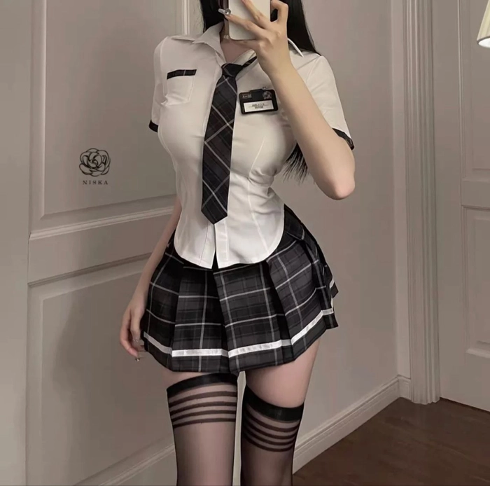 Gái xinh cosplay nữ sinh thần thái tự nhiên