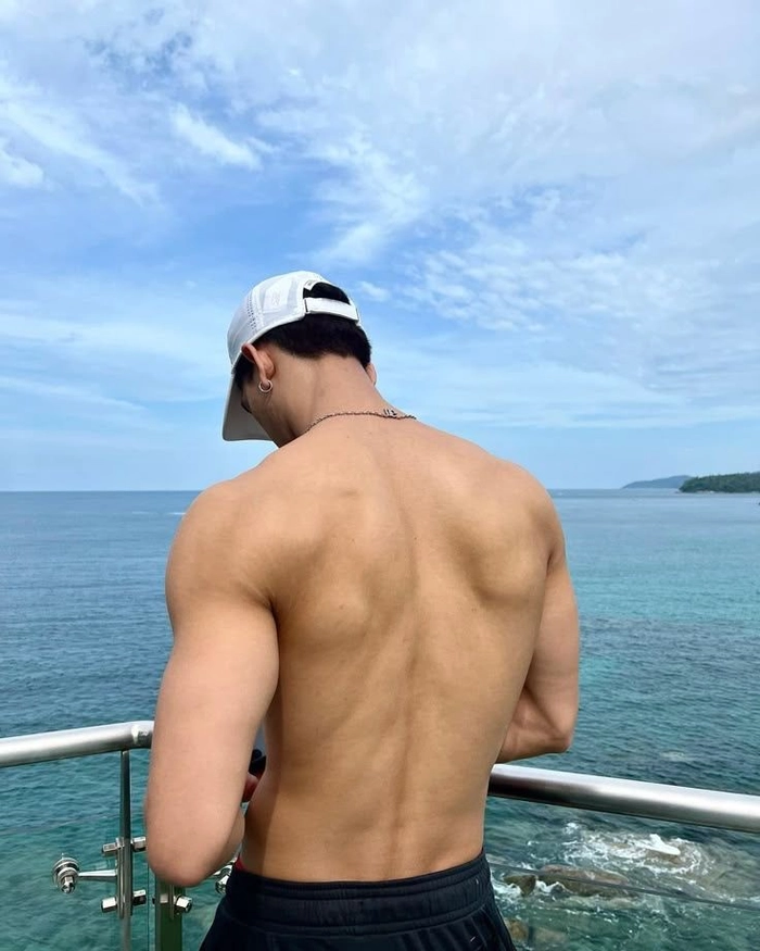 Hình ảnh quay lưng đẹp nam vibe nghệ thuật