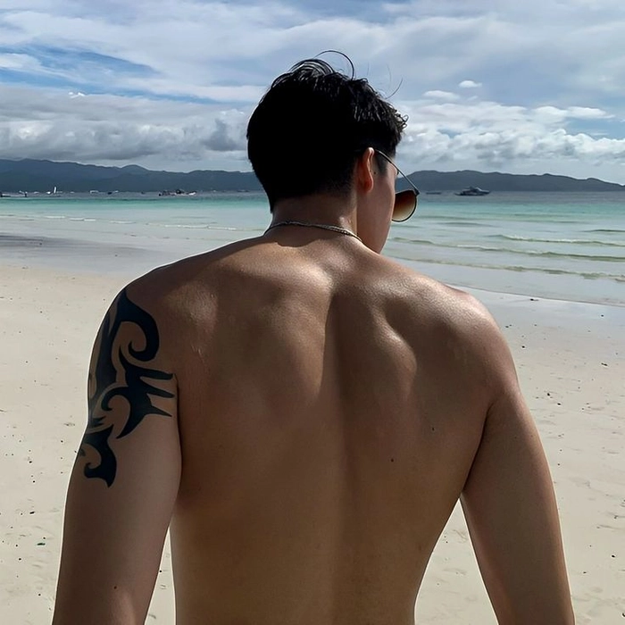 Hình ảnh trai đẹp quay lưng ánh nhìn xa xăm