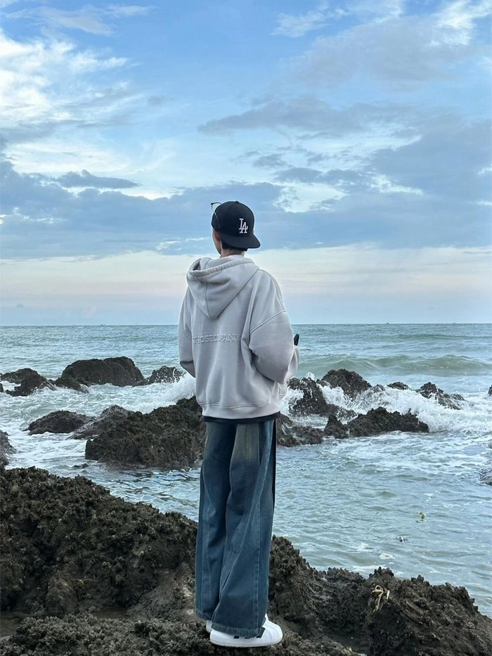 Hình ảnh trai đẹp quay lưng đầy bí ẩn