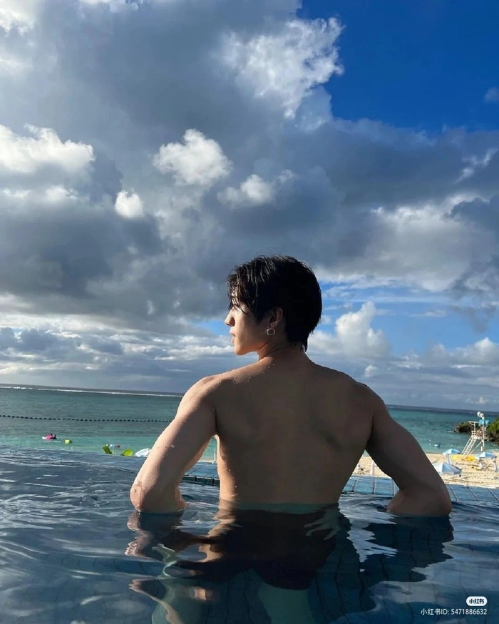 Hình ảnh trai đẹp quay lưng phong cách cool ngầu