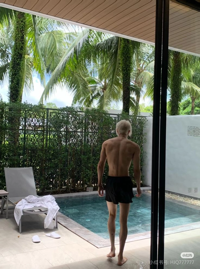 Hình ảnh trai đẹp quay lưng trước hoàng hôn