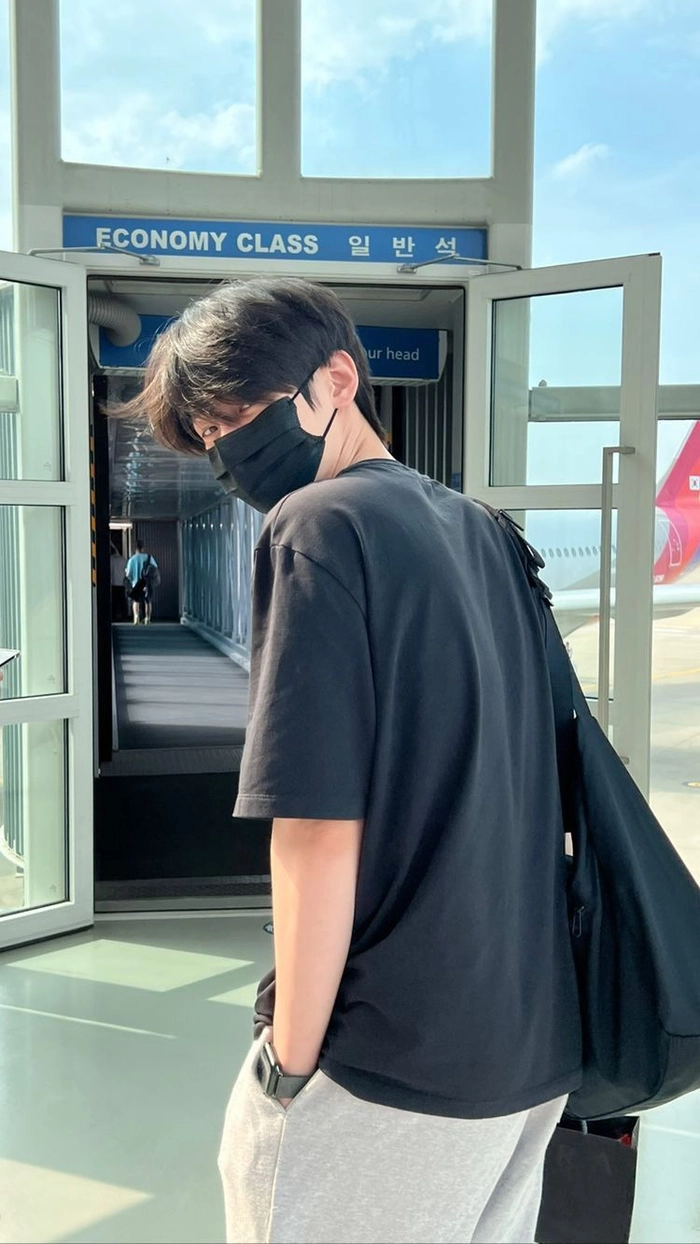 Hình trai đẹp đeo khẩu trang phong cách street style