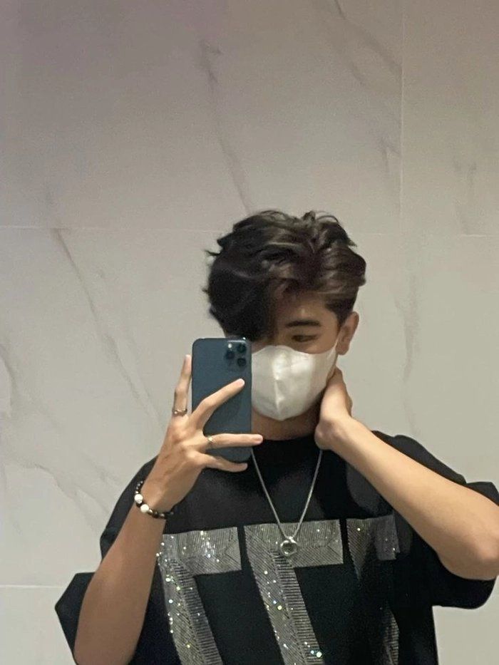 Hình trai đẹp đeo khẩu trang vibe cá tính