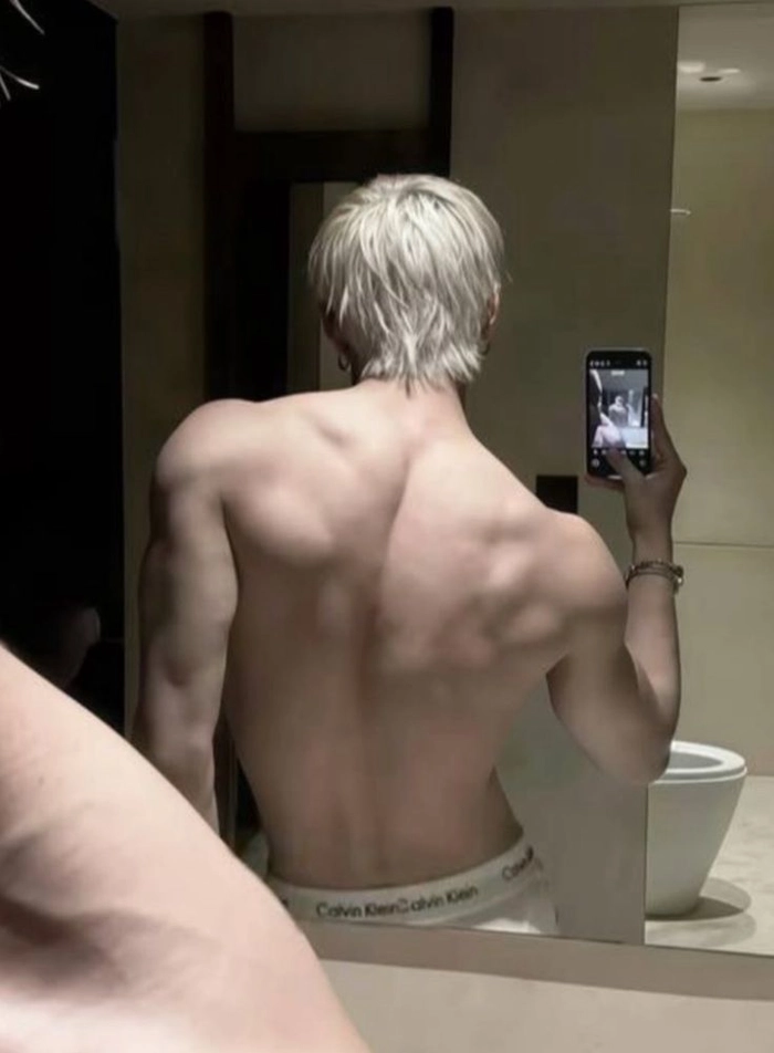 Hình trai đẹp quay lưng phong cách street style