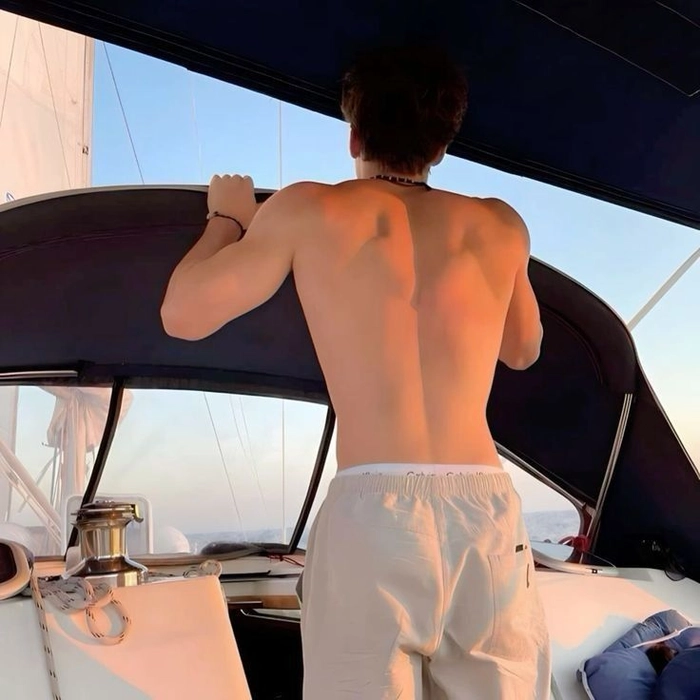 Hình trai đẹp quay lưng thần thái mạnh mẽ