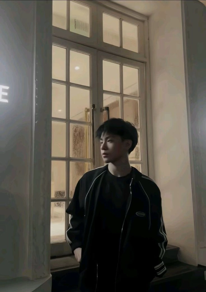 Khoảnh khắc nam sinh tự nhiên