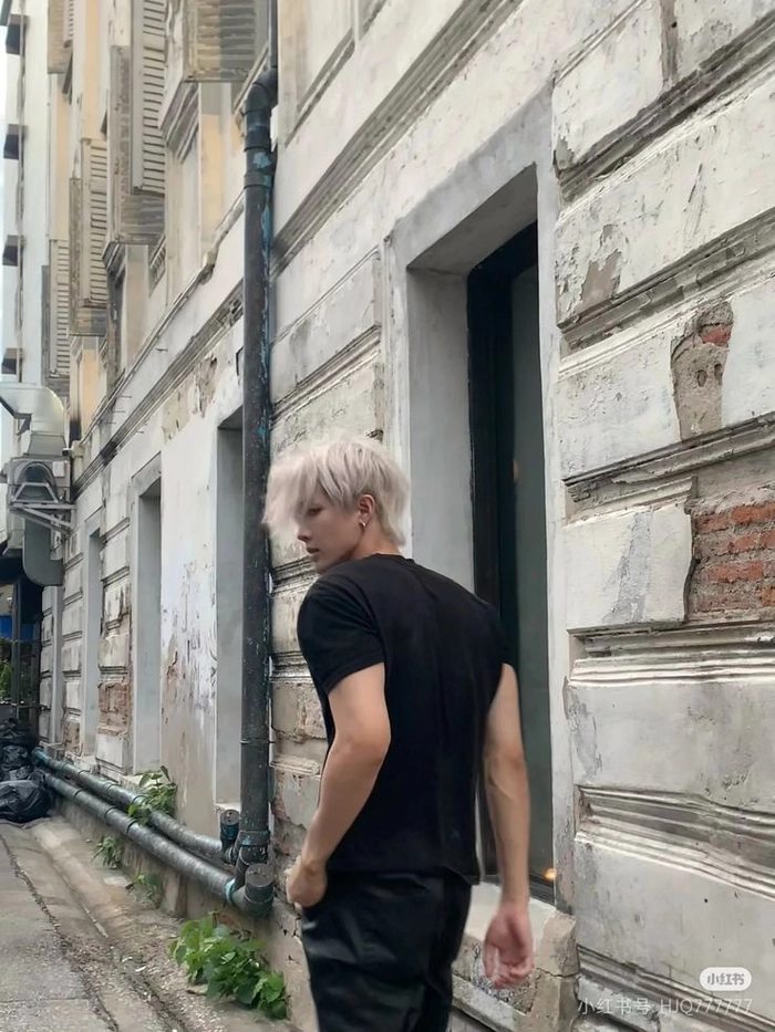 Tạo dáng phía sau đầy ấn tượng