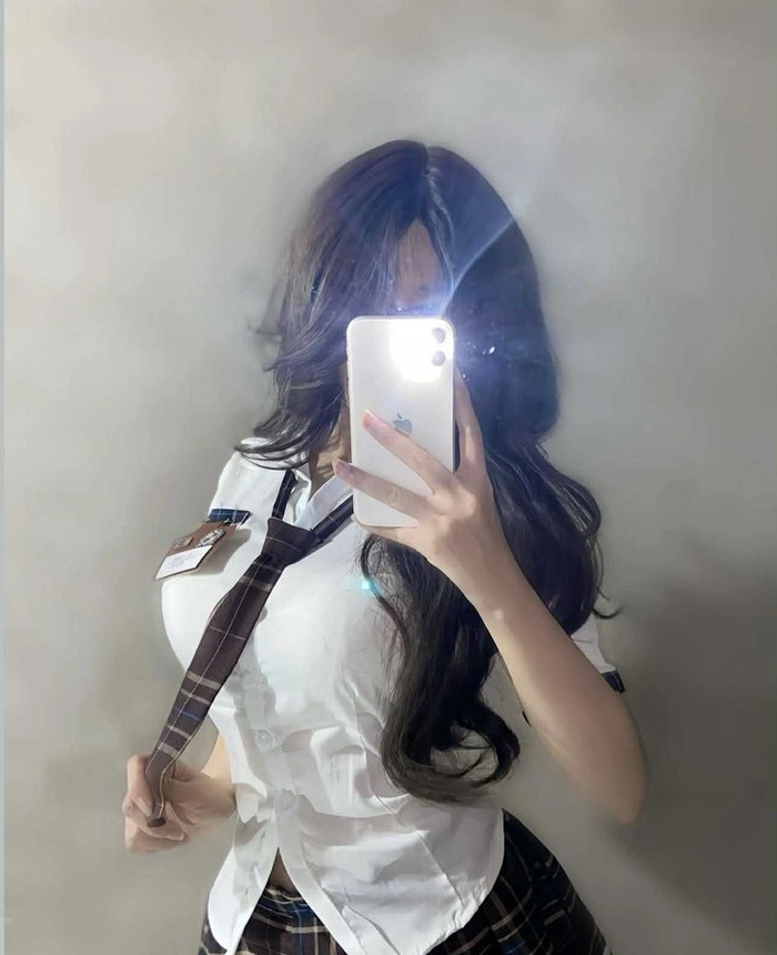 Tạo dáng tự nhiên trước ống kính