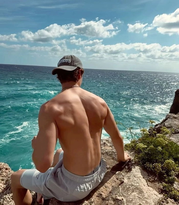 Thần thái lạnh lùng cuốn hút