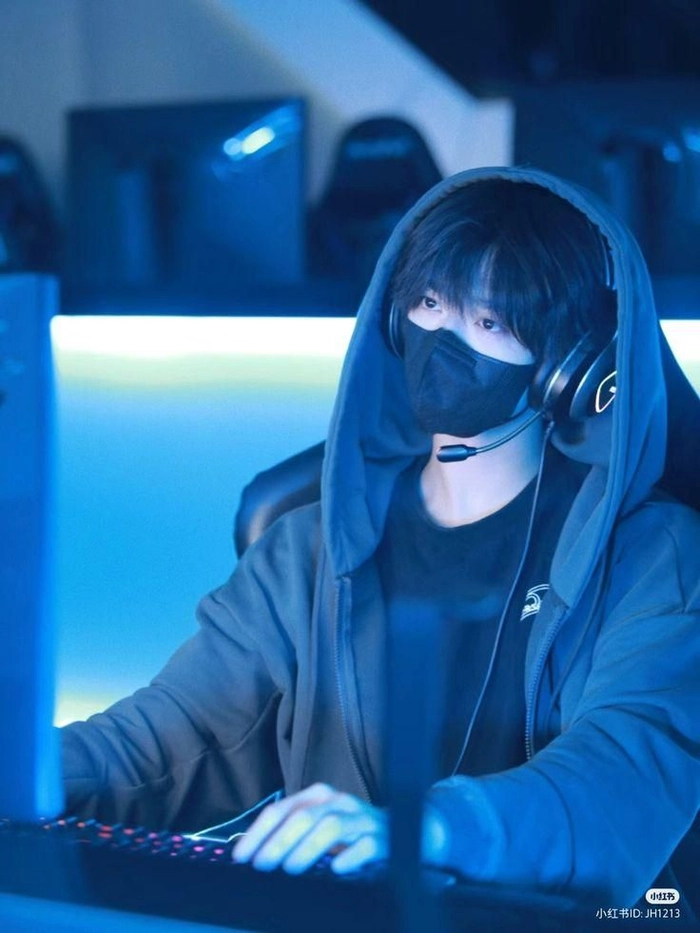 Thần thái lạnh lùng trước ống kính