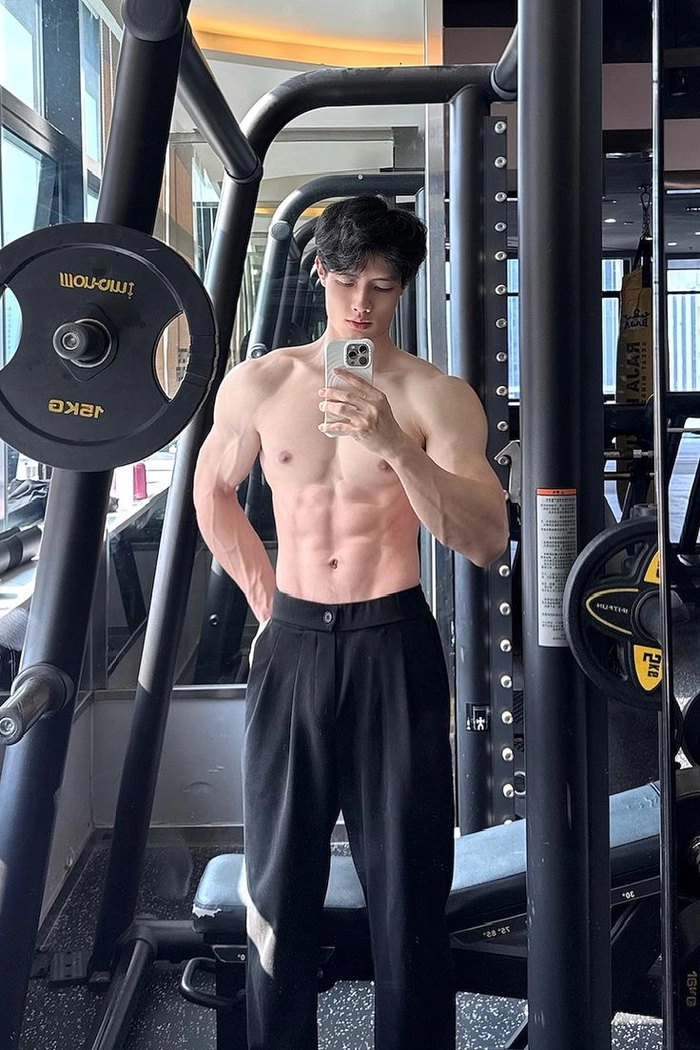 Ảnh trai 6 múi chụp trước gương cá tính