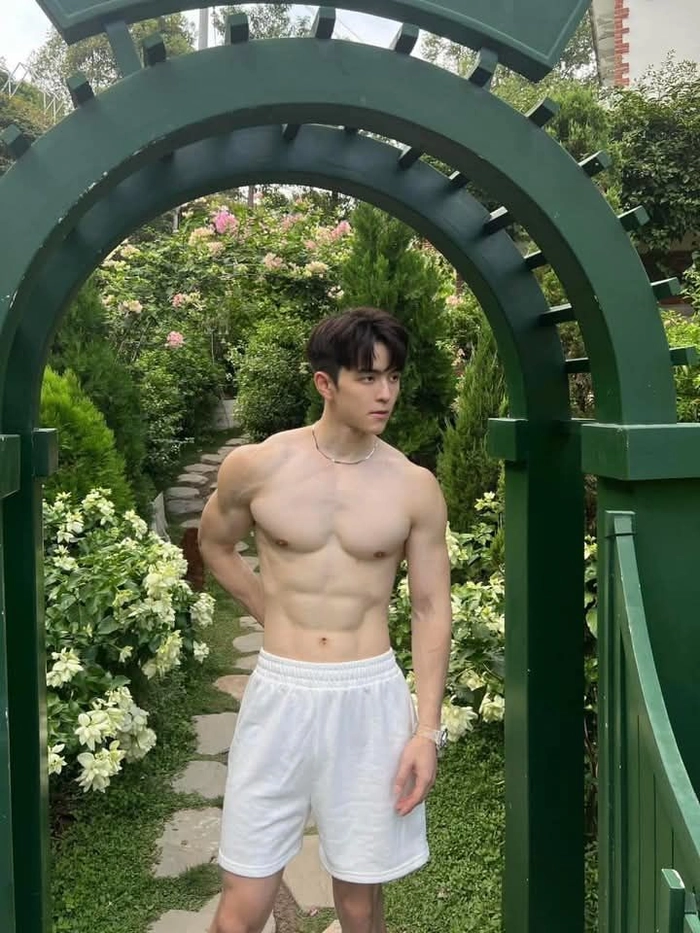 Ảnh trai 6 múi học sinh che mặt nhẹ nhàng