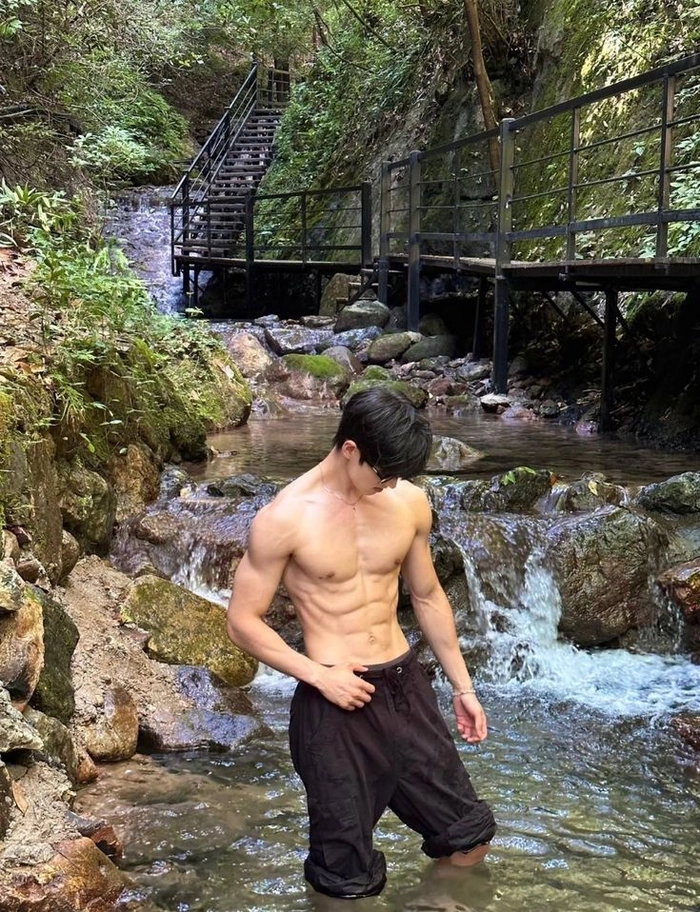 Ảnh trai đẹp 6 múi che mặt bí ẩn