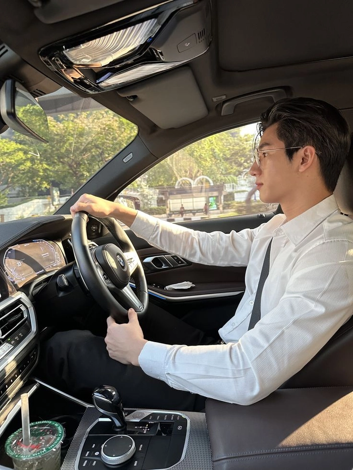 Ảnh trai đẹp Việt Nam đeo kính phong cách trí thức