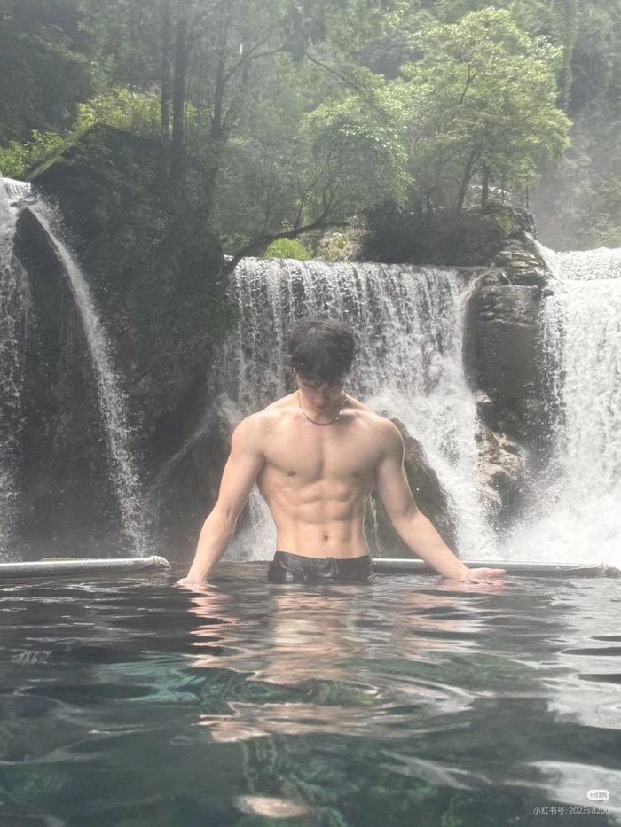 Thần thái nam tính đầy mạnh mẽ