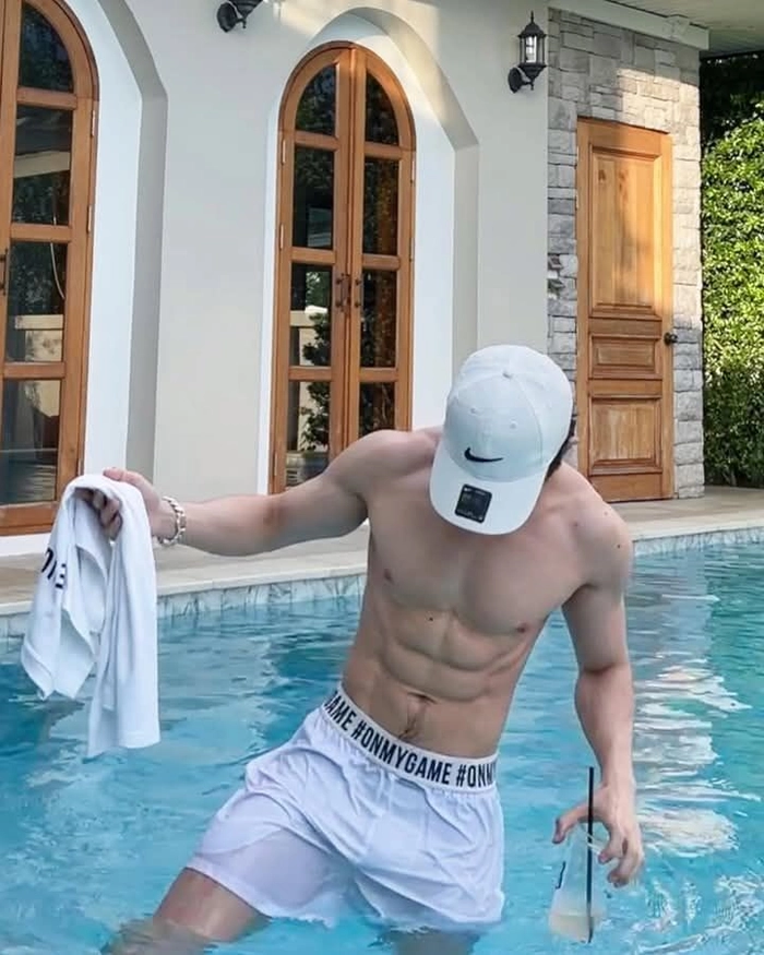 Trai đẹp 6 múi da trắng nổi bật