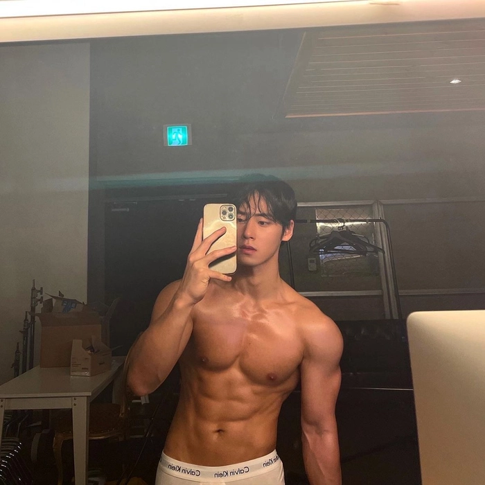 Vẻ đẹp cơ bắp nổi bật tự nhiên